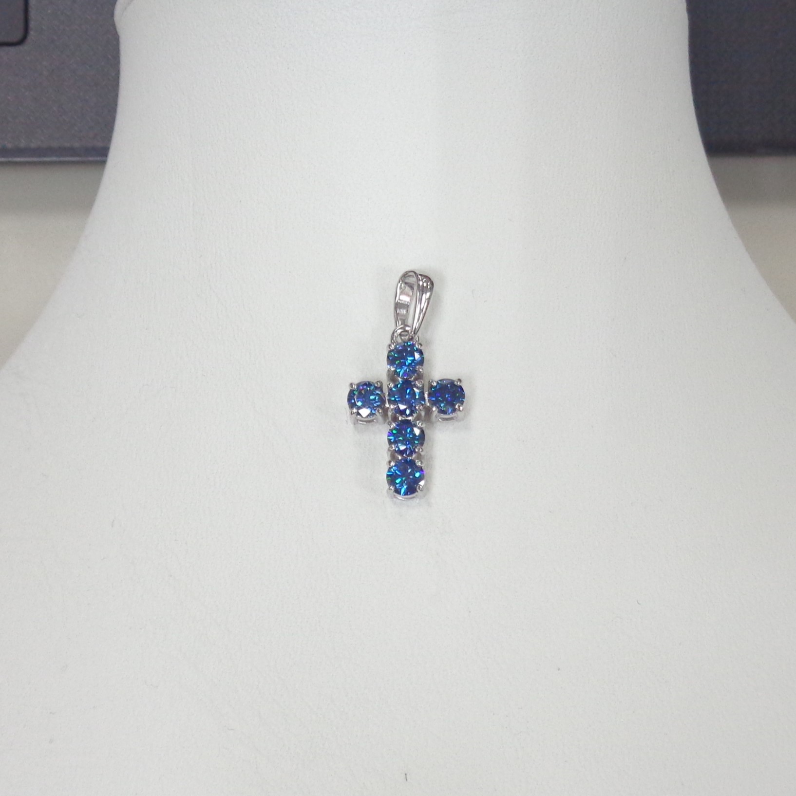 Серебряная подвеска-крест с синими муассанитами